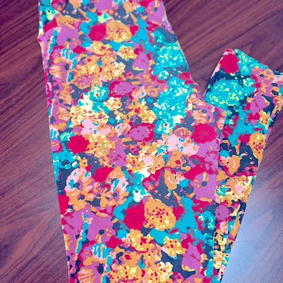 Lularoe Leggings are soft as butter 🧈 - Picture 3 of 4
